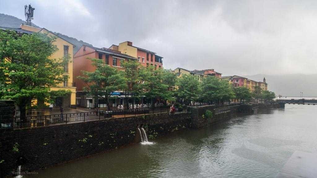 Luxuryus 17 Seater Urbania on rent Punt to Lavasa